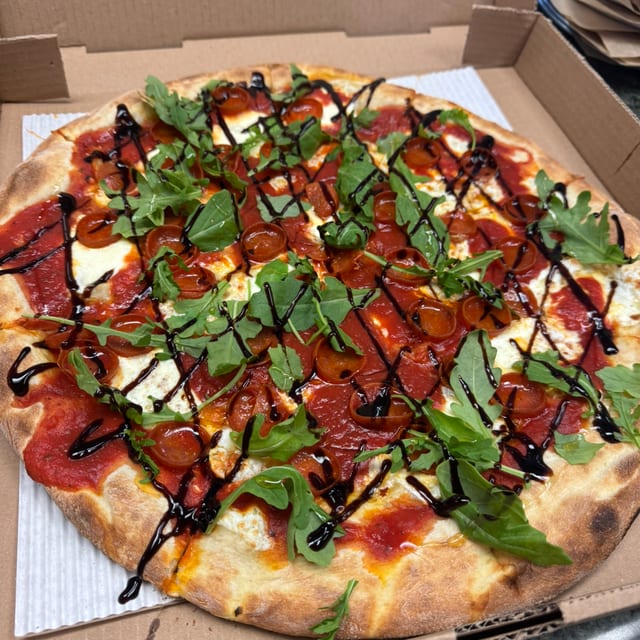 (16") SWEET AND SPICY PIZZA.