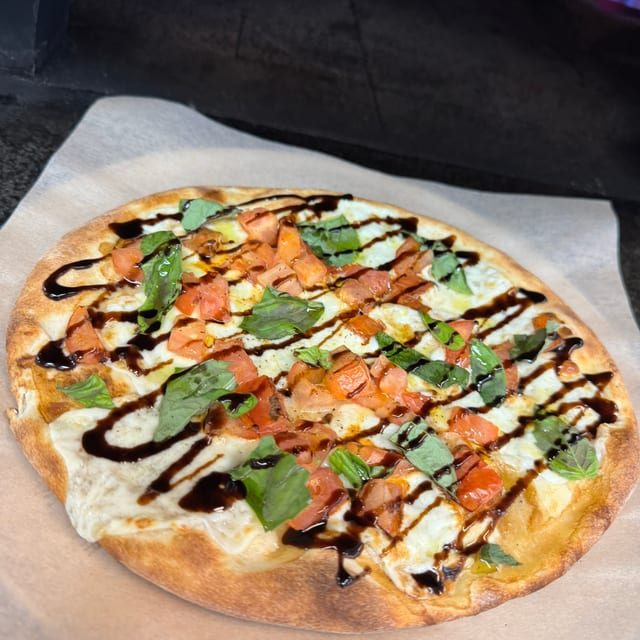 (16") CAPRESE PIZZA.